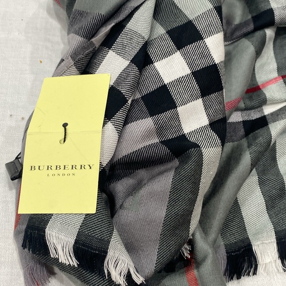 Burberry scarf π§£gray red black 100% cashmere made in Scotland 54β by 72β unisex - Picture 5 of 16